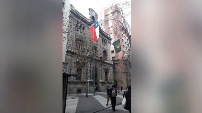 Diputados piden que el TC explique por qué izó la bandera en aniversario del golpe