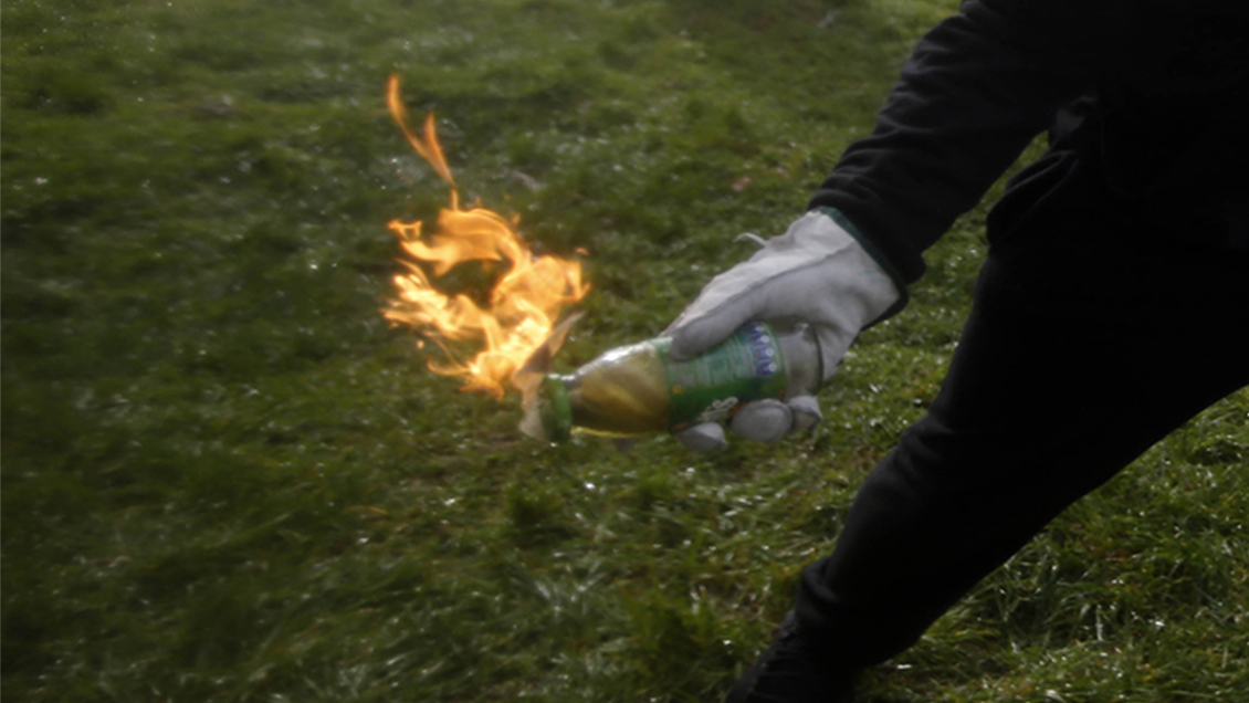 Carabinero fue alcanzado por bomba molotov en las afueras del Liceo de Aplicación