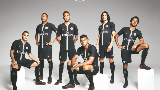 Paris Saint Germain presentó novedoso uniforme auspiciado por la marca de Michael Jordan