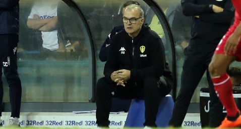 Primer revés para Bielsa: Se lesionó el fichaje estrella de Leeds y los hinchas le echan la culpa