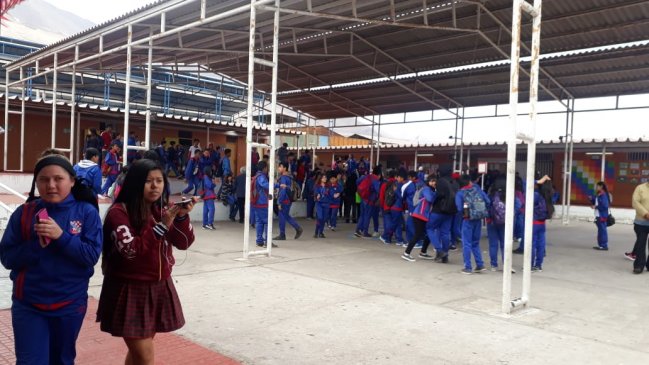 Investigan a profesora acusada de tratar de 