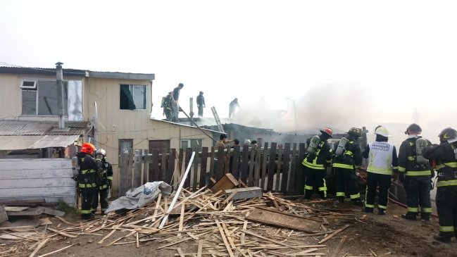 Punta Arenas: Incendio destruyó dos viviendas en el sector de Río Seco