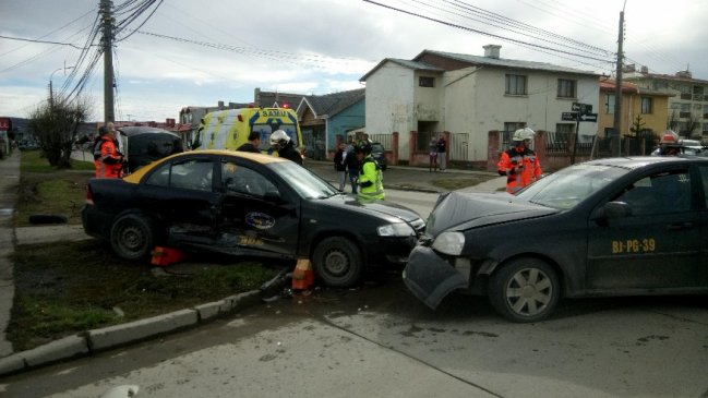 Punta Arenas: Cuatro lesionados dejó colisión entre taxi y colectivo