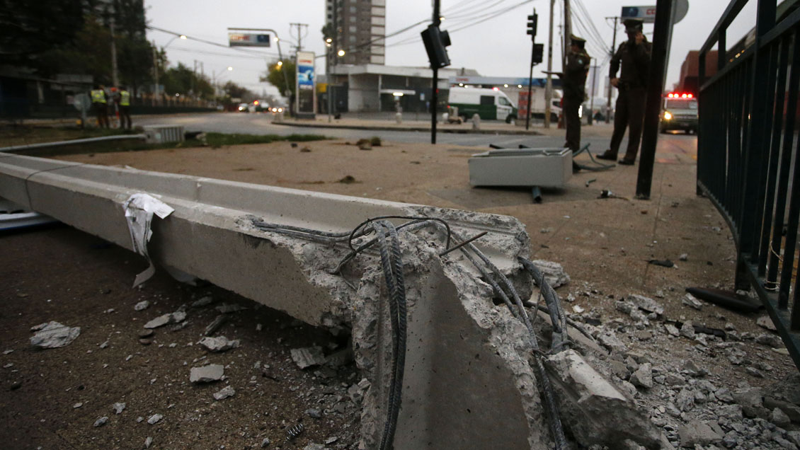 Carabinero de franco murió tras chocar su vehículo contra un árbol y un poste