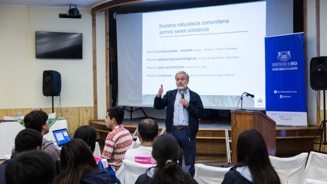 Charla motivó a jóvenes ariqueños a realizar voluntariados
