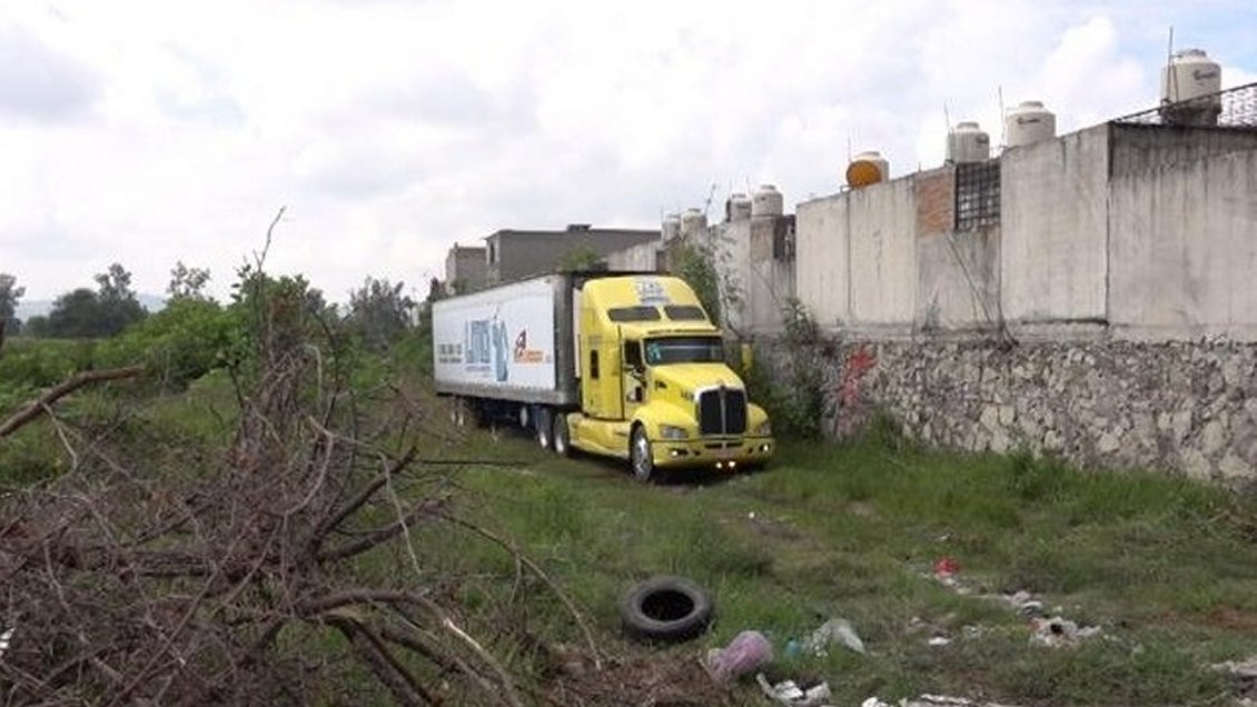 Policía mexicana resguarda un contenedor con 100 cadáveres