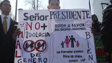   La protesta de un grupo de evangélicos contra el Presidente Piñera 