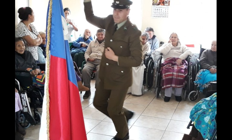 Fiestas Patrias: Escuela de Formación de Carabineros celebró en hogar de ancianos de Ovalle