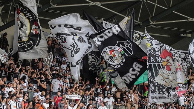 Atlético Mineiro lamentó los cánticos homofóbicos y políticos de sus hinchas