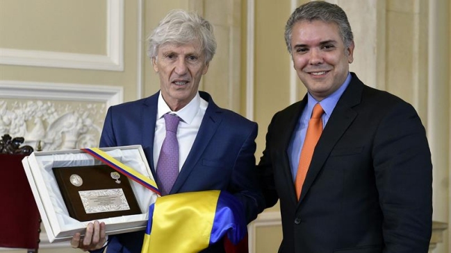  Presidente de Colombia le entregó una bandera a Pékerman  