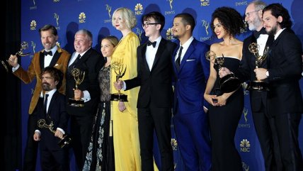   Los ganadores con sus galardones en los Emmy 