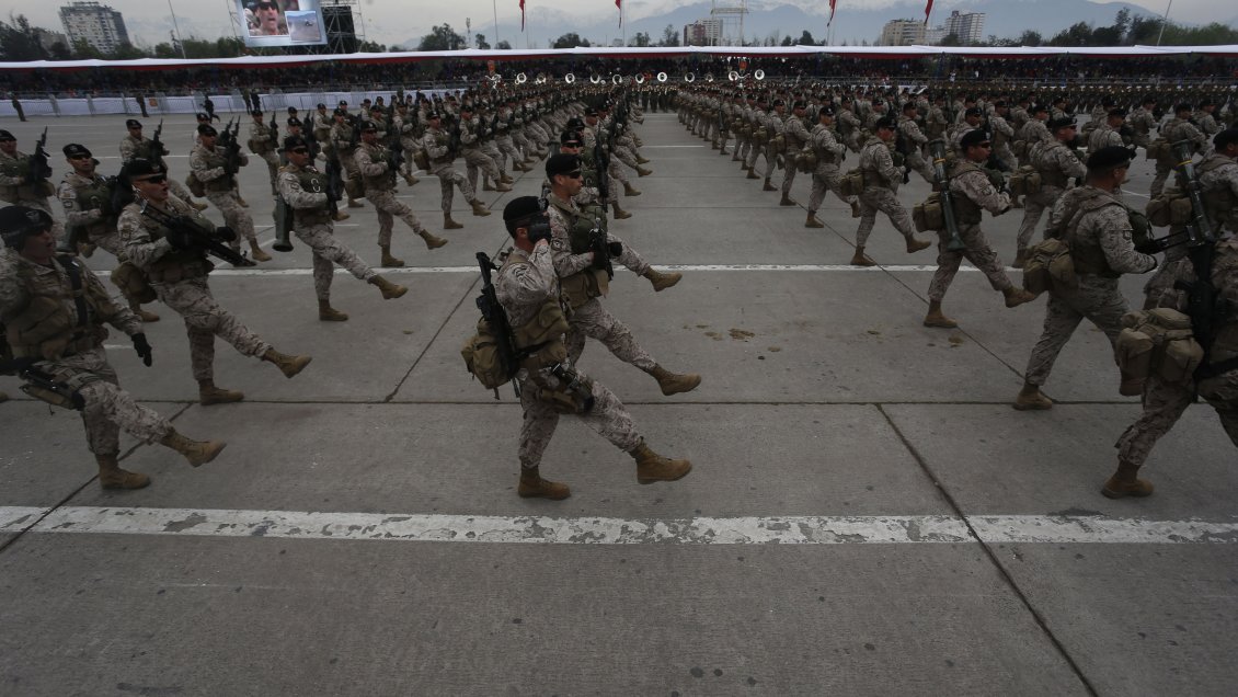 Amplia participación de mujeres marcó la Parada Militar