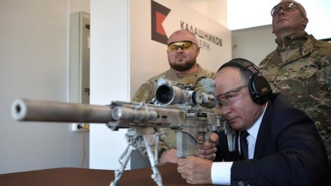 Putin demostró su puntería con un rifle de francotirador en un parque militar
