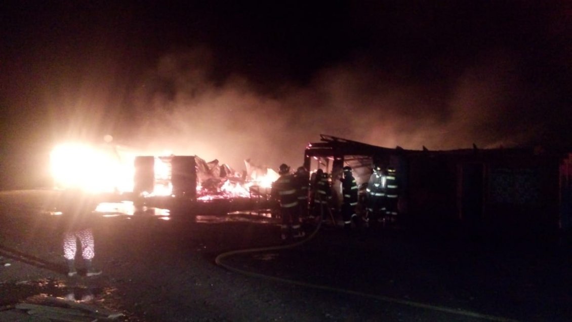 Un incendió consumió cuatro locales de venta de mariscos en Tirúa