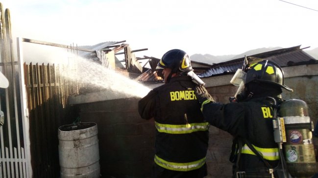 Incendio destruye dos casas en Copiapó