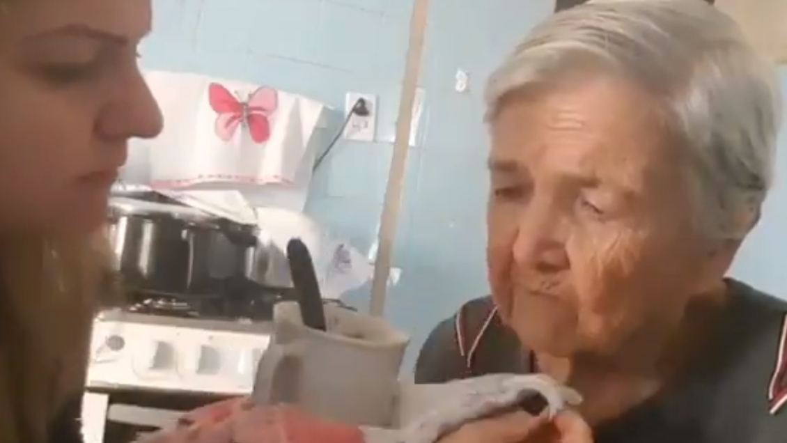El emotivo video de una nieta que alimenta a su abuela con alzheimer