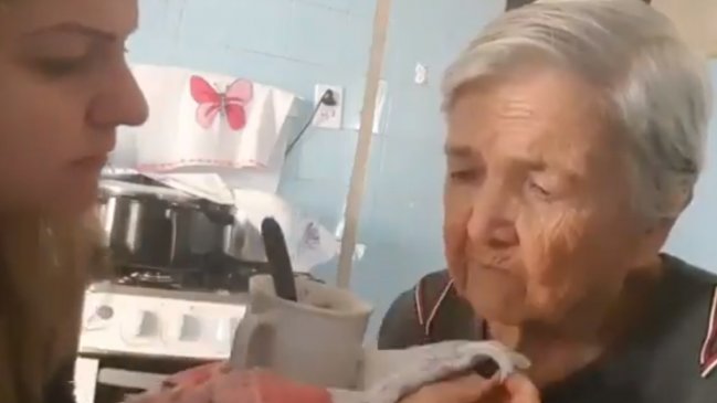 El emotivo video de una nieta que alimenta a su abuela con alzheimer
