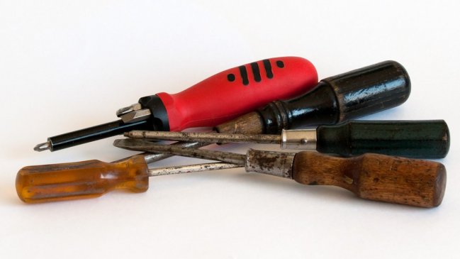 Absuelven a hombre que fue condenado por poseer cuatro destornilladores