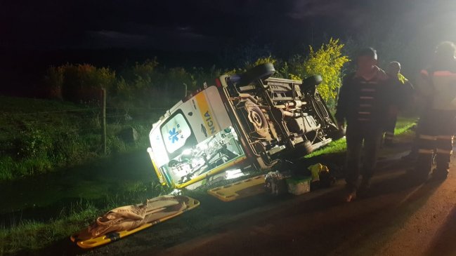 Dos personas heridas dejó volcamiento de ambulancia en la ruta que une Chillán y Yungay