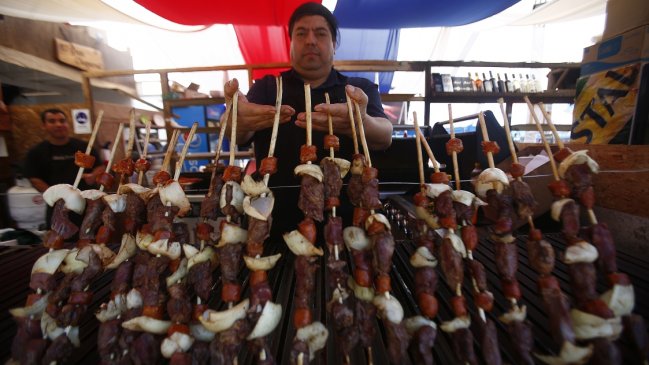 Conoce las comunas de Santiago que extendieron funcionamiento de las fondas