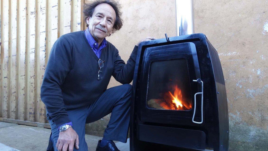 Investigador del Bíobío inventó estufa que ahorra hasta 75 por ciento de leña