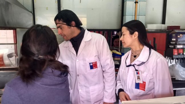 Presencia de baratas y deficiencias obligan cierre de locales de comida rápida en Chillán