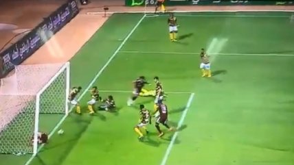 ¡No se puede creer! La insólita acción que no terminó en gol en la liga árabe