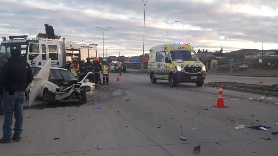 Accidente de tránsito en Punta Arenas dejó un fallecido y una mujer en riesgo vital