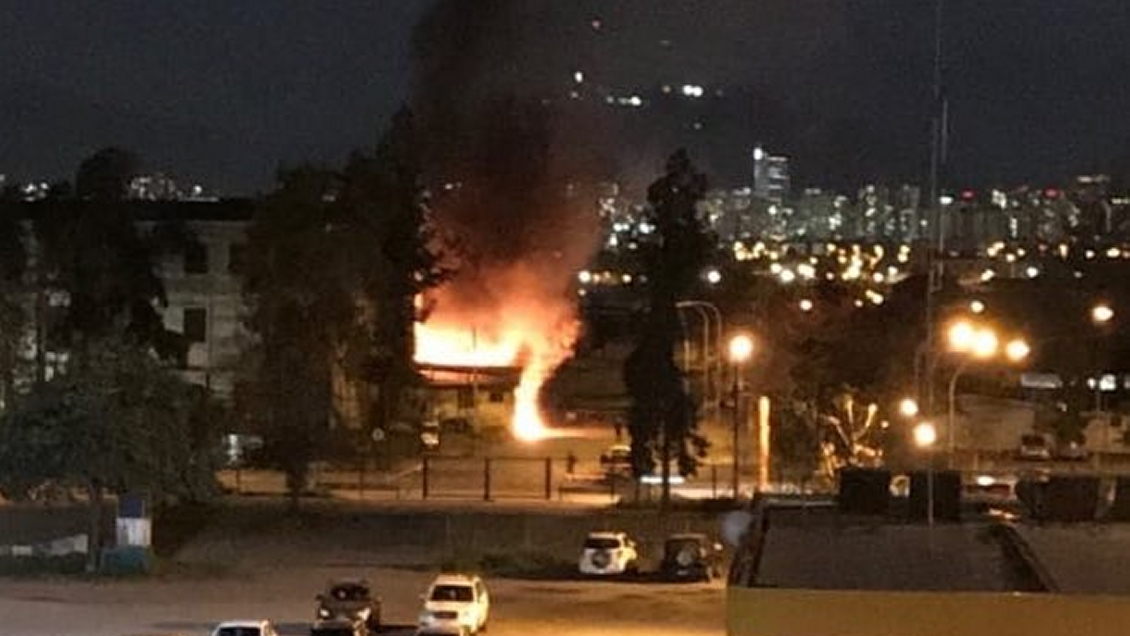 Bomberos controló incendio en ex maternidad del Hospital Barros Luco