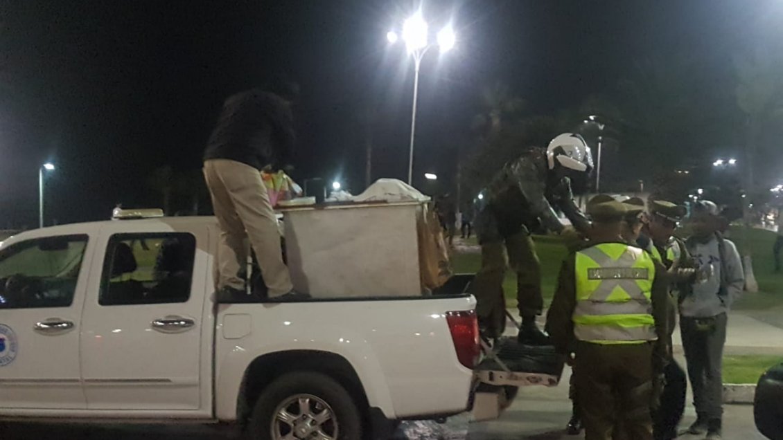 Fiscalización nocturna permite decomisar dos carros de comida rápida