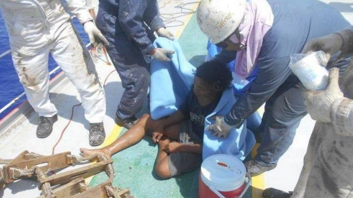 Joven indonesio sobrevivió 48 días a la deriva en una trampa flotante para peces