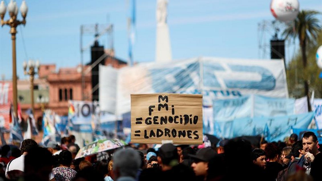 Miles de personas protestaron contra Macri en vísperas de la huelga general