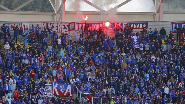 Hinchas de la U recibieron severa sanción por uso de bengalas ante U. de Concepción