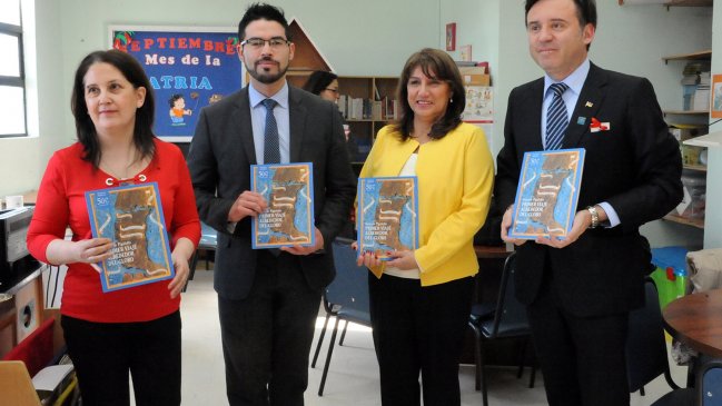 Punta Arenas: Escuelas reciben libro que celebra los 500 años del descubrimiento del Estrecho de Magallanes
