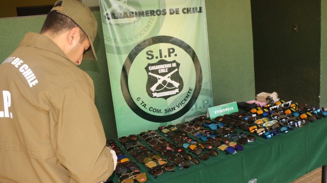 Detienen a sujeto que vendía lentes de sol falsificados en feria libre de San Vicente