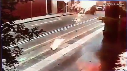   Manifestantes atacaron con bombas incendiarias sede de la Gendarmería argentina 