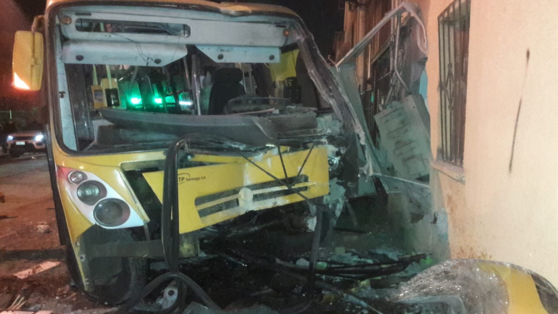 Bus del Transantiago se incrustó contra una casa en Puente Alto