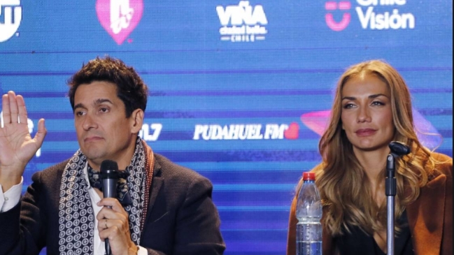 Así fue el reencuentro de Carola de Moras y Rafa Araneda sobre el escenario