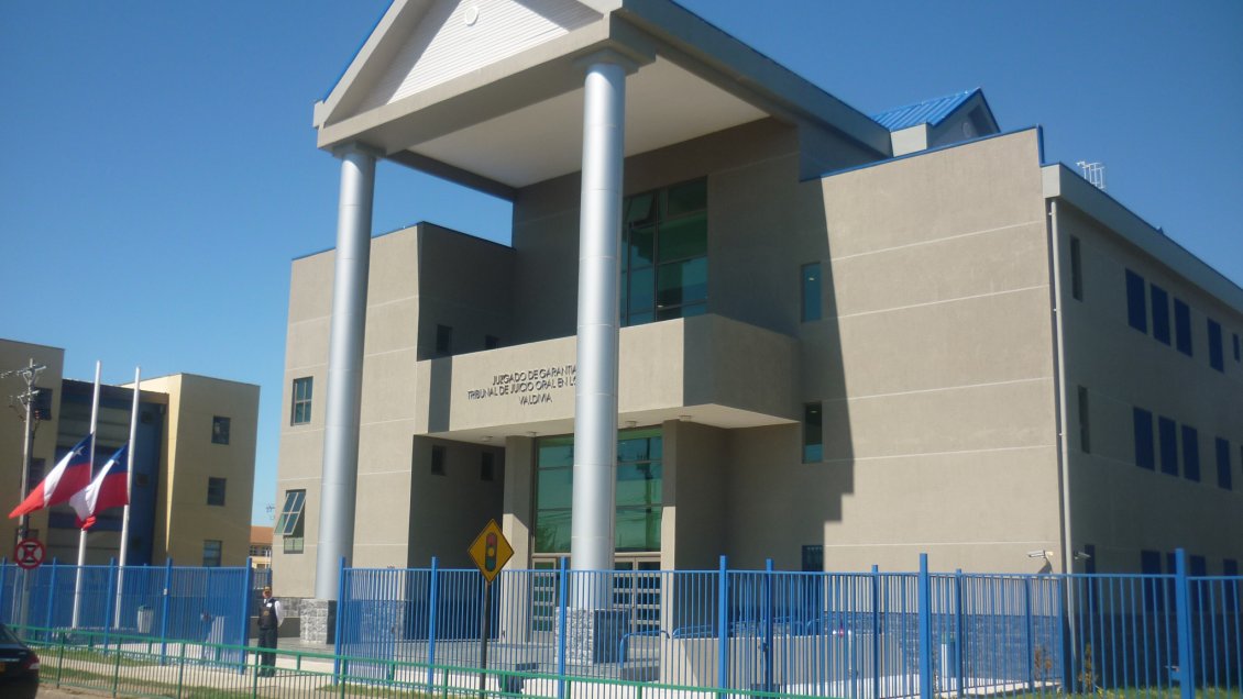 Dictan orden de detención contra sujeto acusado de estafa tras ofrecer casas pre fabricadas a más de 30 familias de Valdivia