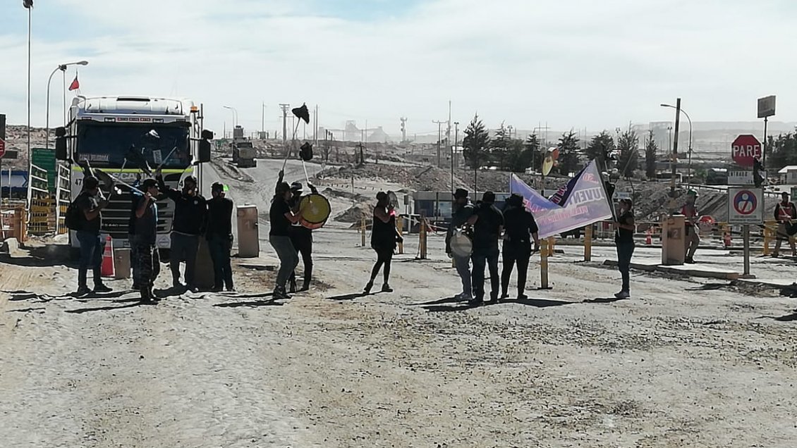 Manifestantes protestaron en contra de minera Cerro Colorado al interior de Tarapacá
