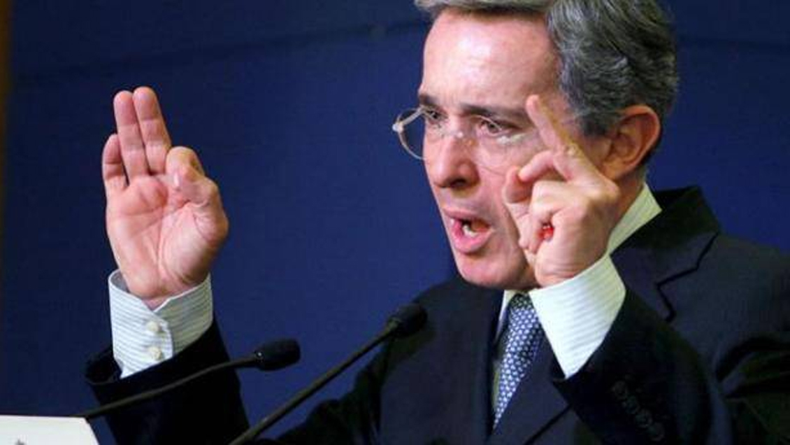 Álvaro Uribe sugirió a las FFAA de Venezuela que 