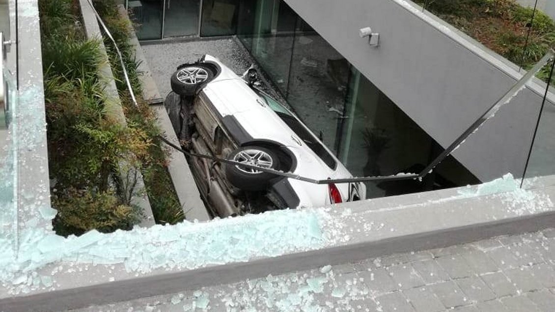 Persecución policial terminó con automóvil robado en el zócalo de un edificio