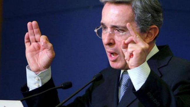 Álvaro Uribe sugirió a las FFAA de Venezuela que 