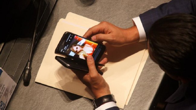 Sorprenden a senador con chat sexual de WhatsApp en pleno Congreso en México