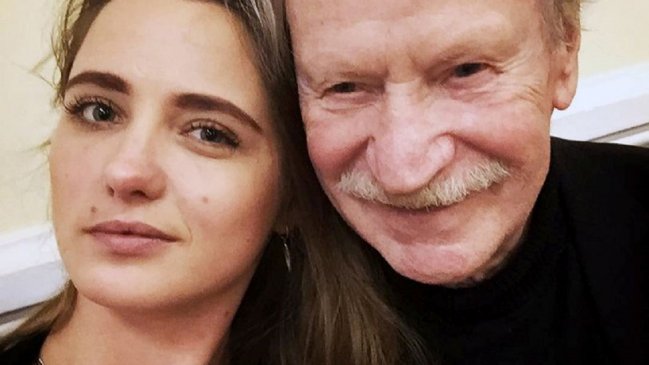 Esposa de actor de 88 años es acusada de dar brutal paliza a la amante de 27 de su marido