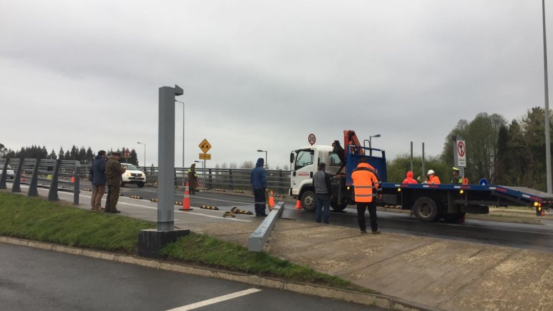 Bus de turismo intentó cruzar el puente Caucau y derribó pórtico que restringe paso de vehículos pesados