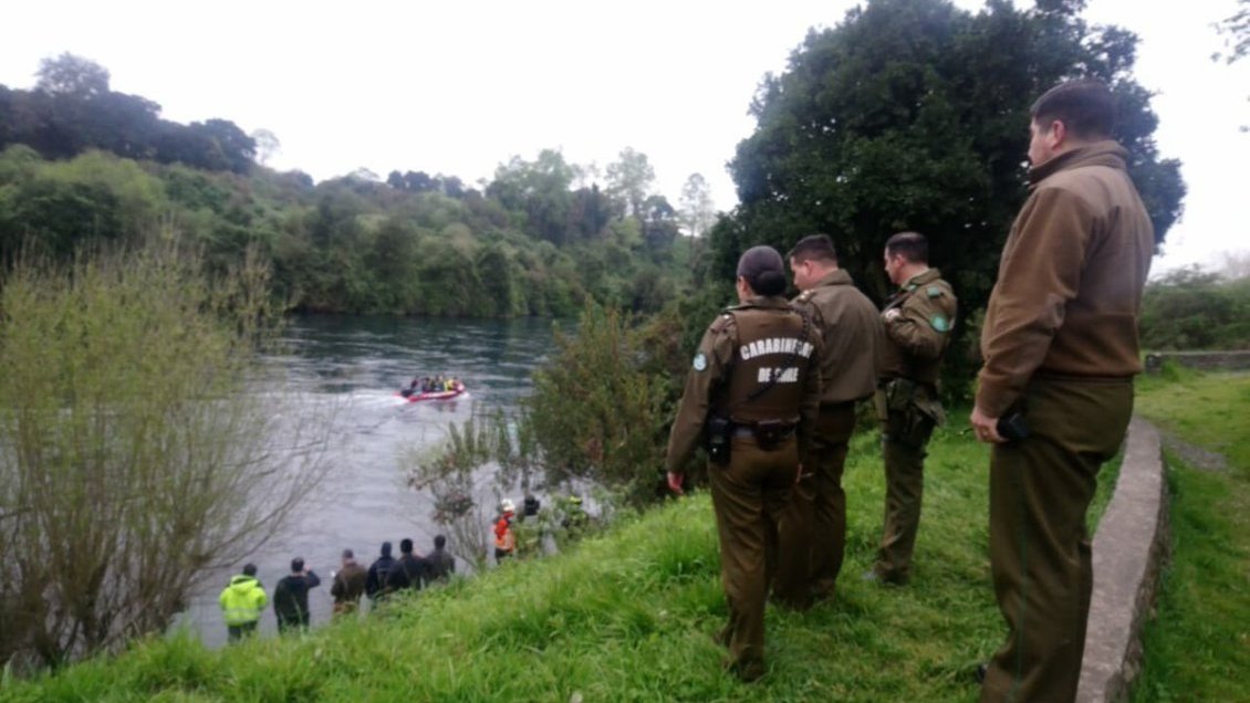 Investigan hallazgo de cuerpo al interior de vehículo en Río Bueno