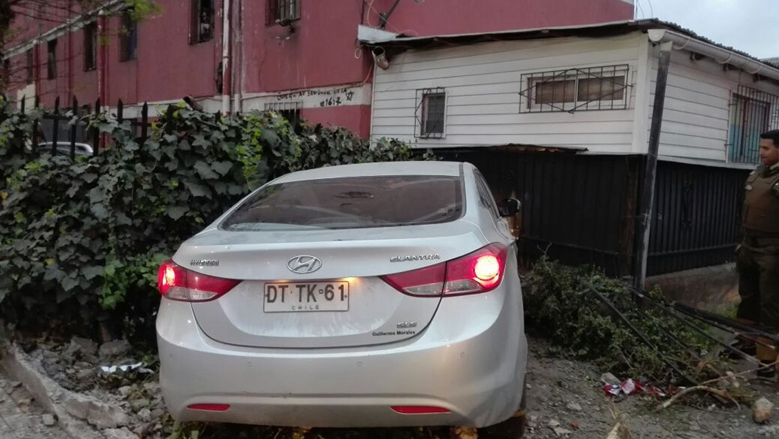 Persecución tras portonazo terminó con auto incrustado en el muro de una casa