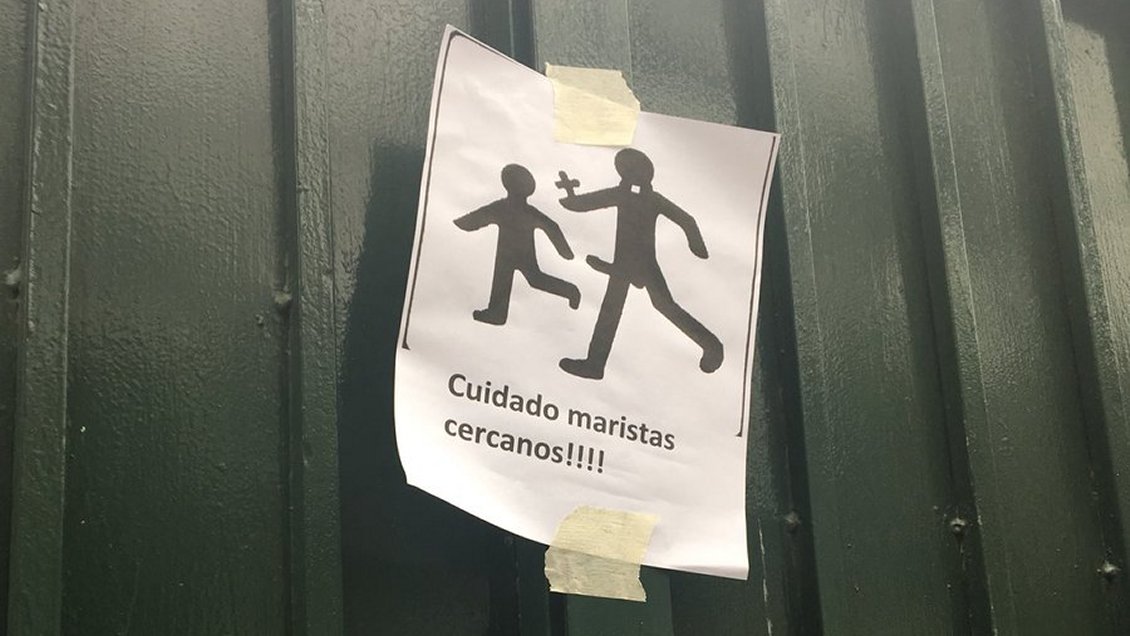 Denunciantes protestaron frente a la casa marista: 