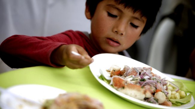 Colaciones Junaeb incluirán recetas peruanas, haitianas e indígenas